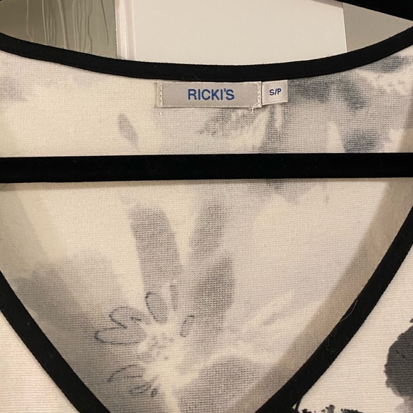 Rickis Peplum Blouse Top, White with Floral Details, Size Small, V-Neck, NWOT - Picture 7 of 7